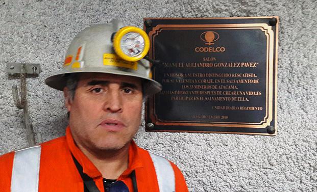 Placa de reconocimiento a Manuel González, el primer brigadista en bajar al rescate de los 33 mineros - Codelco