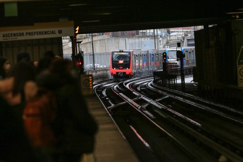 Agencia Uno - Metro de Santiago con lluvia