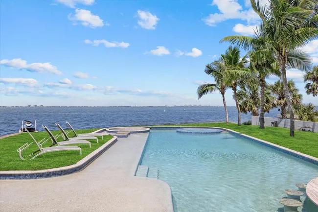 Exp Realty - La lujosa mansión de 'Chino' Ríos y Paula Pavic