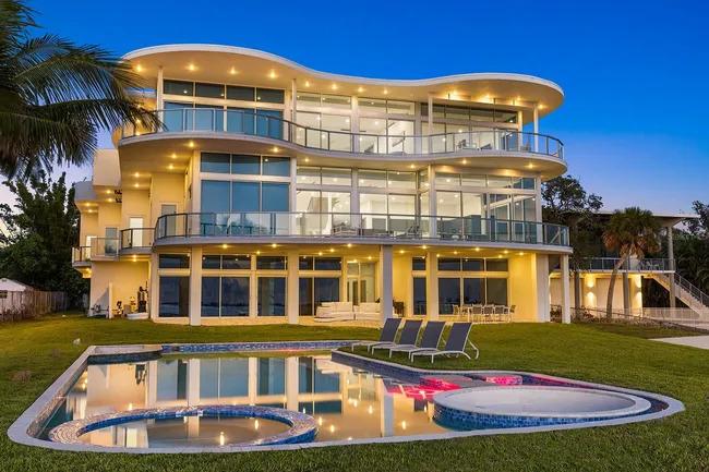 Exp Realty - La lujosa mansión de 'Chino' Ríos y Paula Pavic