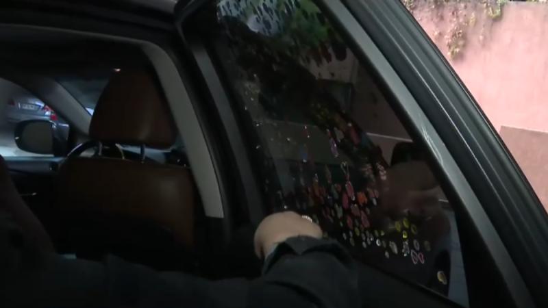 Le rechazaron la revisión técnica por stickers pegados en vidrio - T13