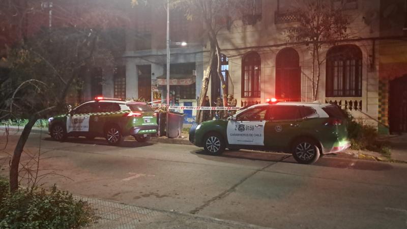 Cayeron desde el segundo piso de una vivienda: Violenta discusión terminó con un fallecido y un herido en Santiago