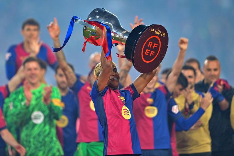 AFP - Lamine Yamal con trofeo de La Liga