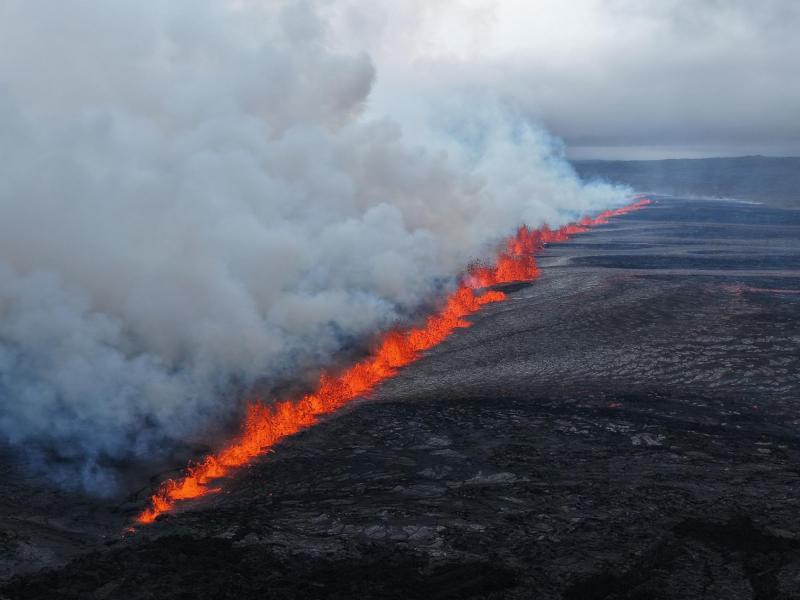 Volcán entra en erupción en Islandia - AFP