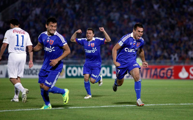 Agencia UNO - Charles Aránguiz, Marcelo Díaz y Eduardo Vargas celebran un gol de la "U"