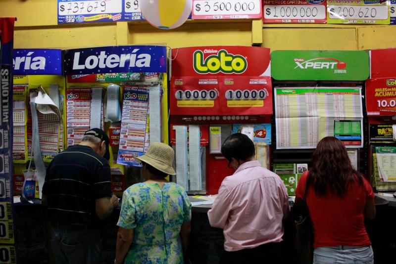 Agencia UNO - Laborum: Chilenos responden: ¿Seguirían trabajando si ganan la lotería?