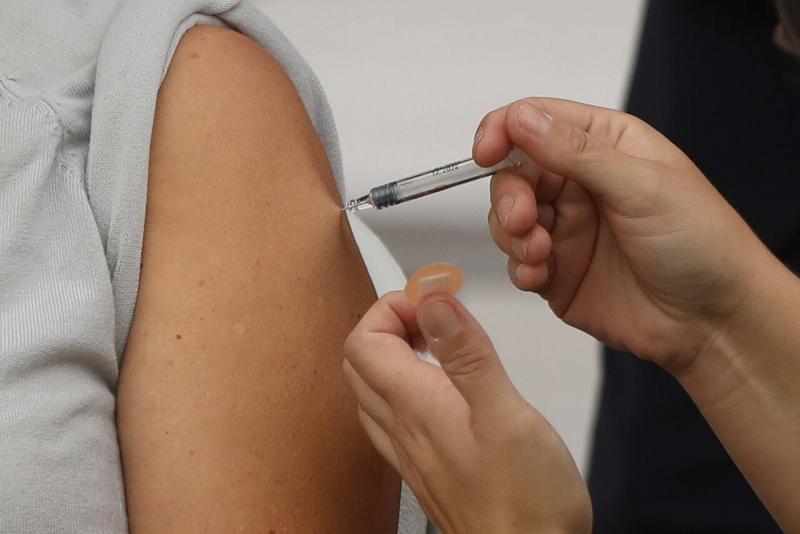 Agencia Uno (referencial) - Entregan vacunas contra la influenza
