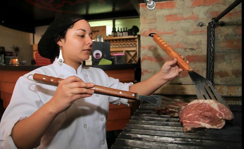 Trabajadores que llevan almuerzo ahorran hasta $200 mil - referencial Agencia Uno