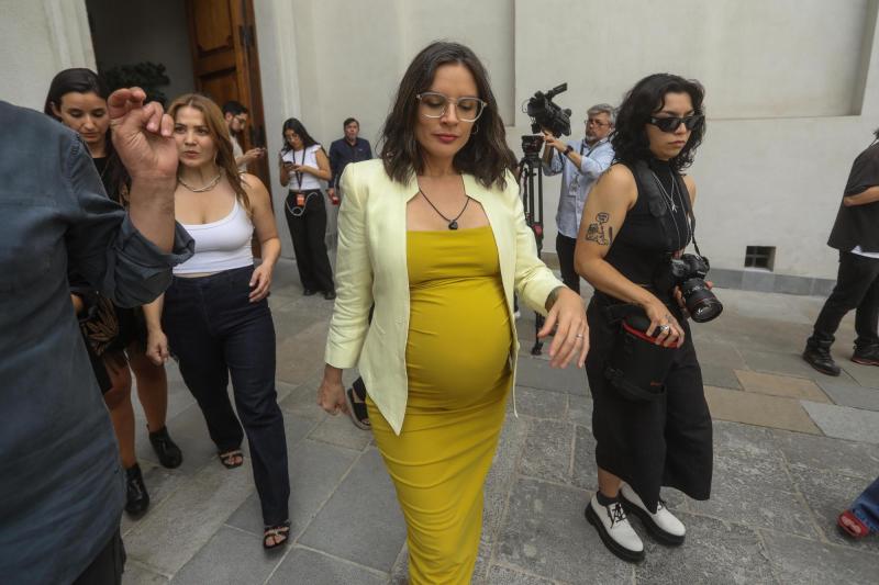Agencia Uno - La ministra vocera de Gobierno, Camila Vallejo, traspasó semanas de post natal y regresó a La Moneda