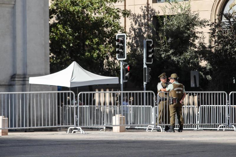Conductor ebrio atropelló a Carabinero al intentar escapar de una fiscalización fuera de La Moneda - Referencial Agencia Uno