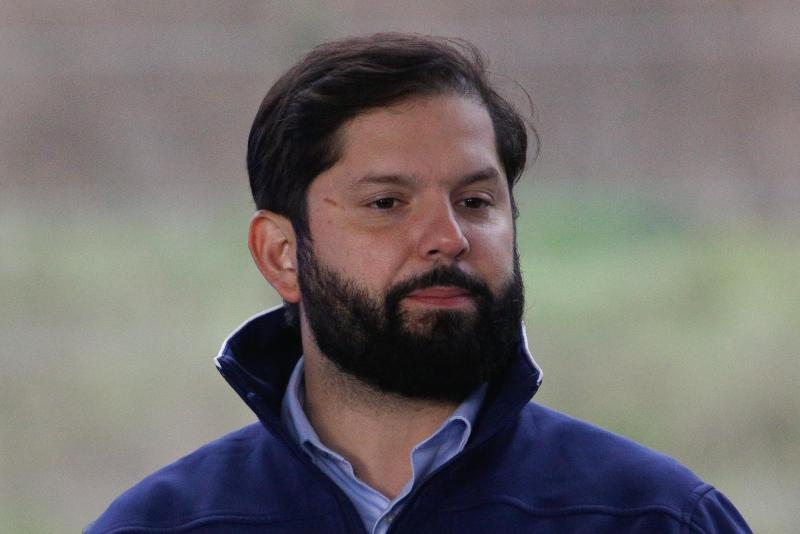 Agencia Uno - El tierno impasse que sufrió el presidente Boric con su hija Violeta antes de asistir a ceremonia en Renca