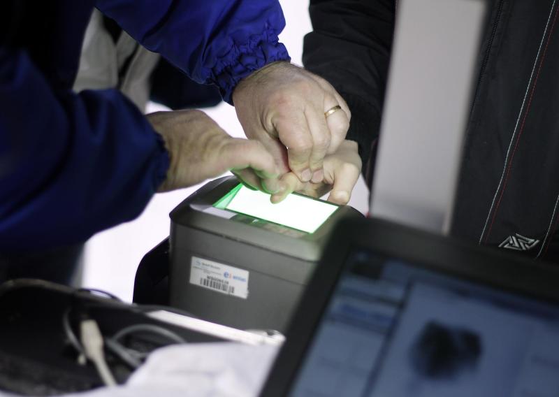 Agencia Uno - Ministro de Justicia explica cómo se identifica a un extranjero indocumentado a raíz de polémica liberación de sicario