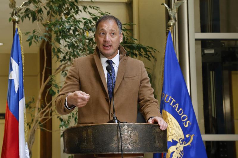 Aton- Presidente de la Cámara envió oficio solicitando a Boric convocar al Cosena