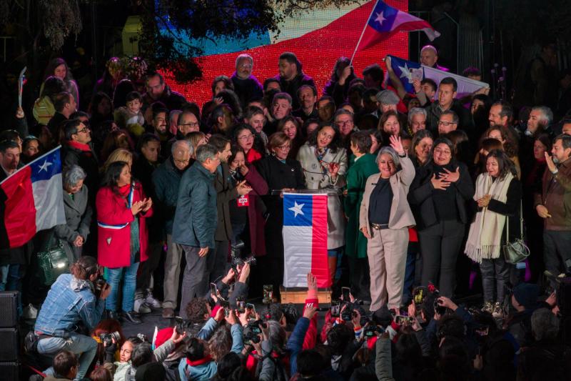 Aton- Kast reparó en el uso de la bandera chilena por parte del PC