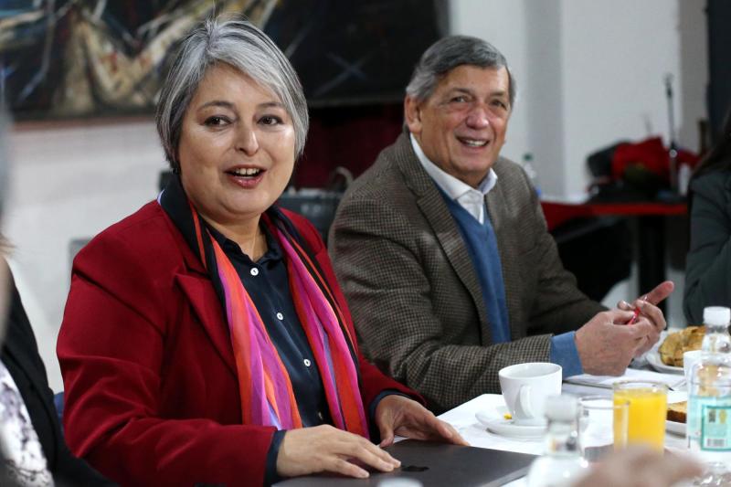 Aton- Lautaro Carmona junto a Jeannette Jara