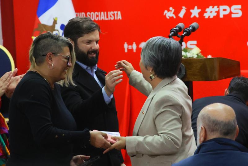 Aton- UDI solicitó pronunciamiento de la contralora respecto a un supuesto intervencionismo de Boric en favor de Jara