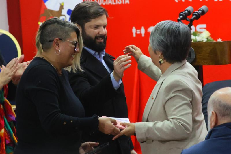 Aton- Presidente Boric junto a Jara en actividad del PS. Detrás se encuentra el podio presidencial