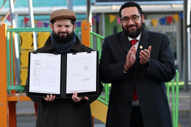 Aton- Presidente Boric y ministro Cataldo el la promulgación de la Ley de Modernización de la Educación Parvularia