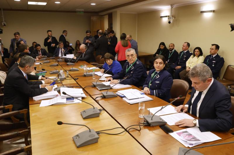 Aton- Comandante en jefe de la FACh asiste a la comisión de Defensa de la Cámara