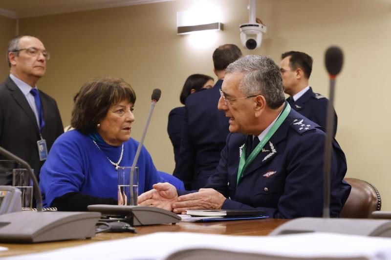 Aton- Ministra de Defensa junto al comandante en jefe de la FACh