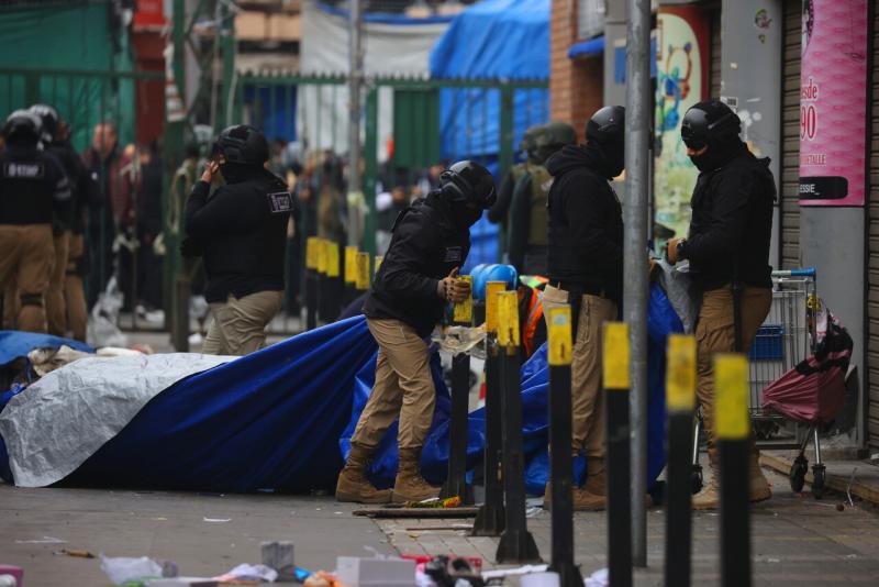 Aton - El personal encargado de llevar a cabo el tenso operativo que se ha realizado en el Barrio Meiggs ya encontró al menos 70 bodegas clandestinas en el sector. 