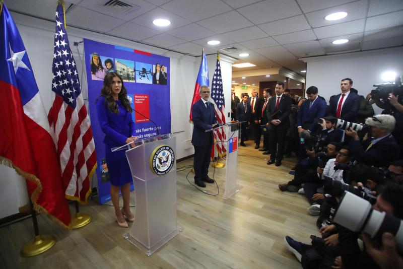 Aton - Kristi Noem y el ministro Luis Cordero