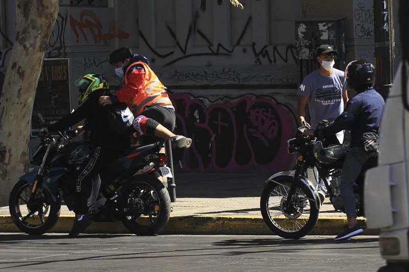 Ordenanza que regula motos en Independencia: ¿Cuándo sí se puede manejar con acompañante? - Aton