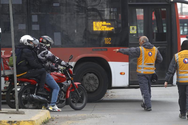 Prohibición de acompañantes y maniobras peligrosas: Los detalles de la ordenanza que busca terminar con los motochorros en Independencia - Aton