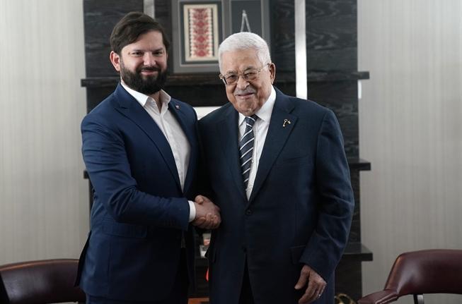 Aton- Presidente Gabriel Boric junto al mandatario de Palestina Mahmoud Abbas en 2024
