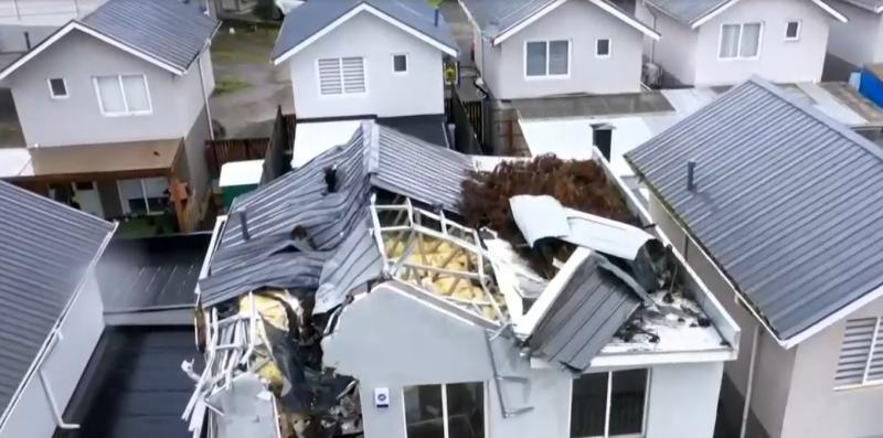 Teletrece - Familia de Temuco vive pesadilla por árbol que partió su casa