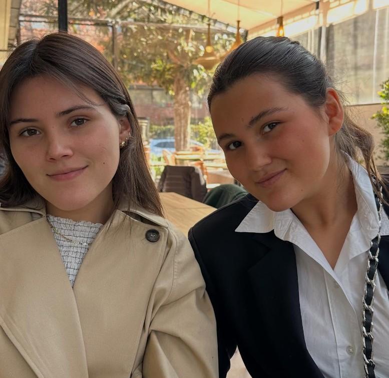 T13 - “Nunca pensé que volvería a sentir esto”: Viuda de Roberto Bruce enternece con fotos junto a sus hijas y nueva pareja - Instagram