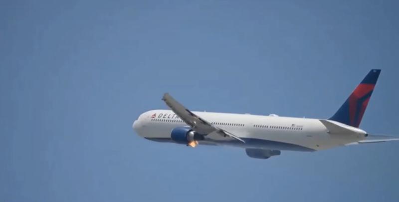 VIDEO: El registro del avión que tuvo que volver a tierra tras incendio en motor izquierdo - @RT_India_news