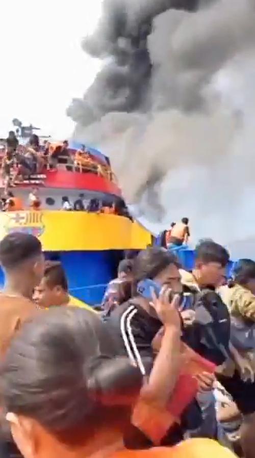Tuvieron que lanzarse al mar: Incendio en un barco provoca la evacuación de cientos de pasajeros en Indonesia - Abdul Rahman Agu