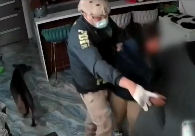 Delincuentes robaron vivienda vestidos de PDI | T13