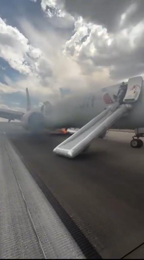 VIDEO: Despegue fallido en Denver: 179 personas evacuadas por incendio en avión comercial - X @SputnikMundo