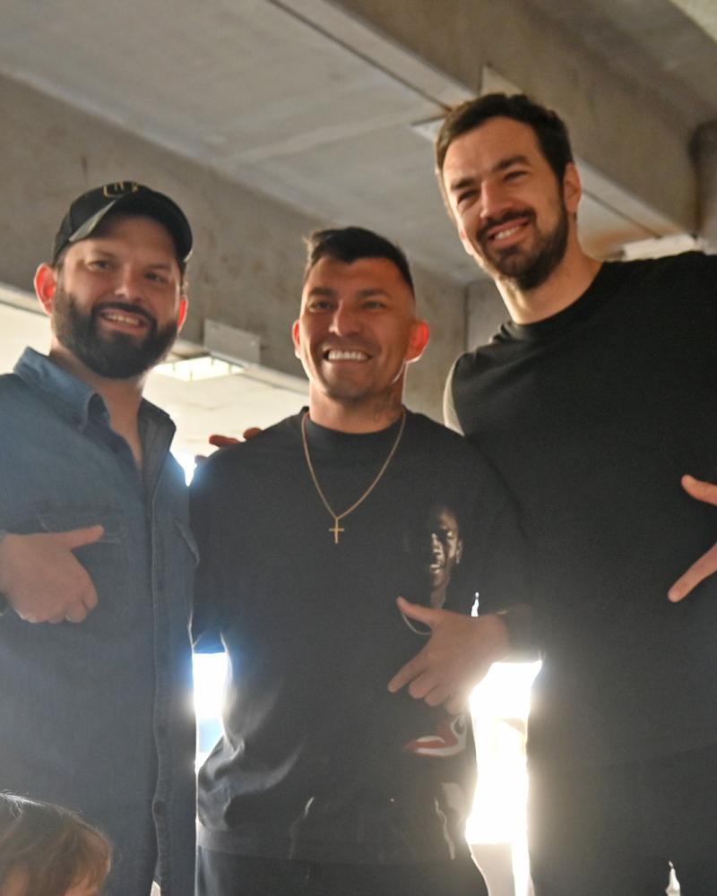 T13 - Pdte. Boric recorre nuevo estadio de la UC con su familia, posa con Gary Medel y sorprende con una chilena | RRSS