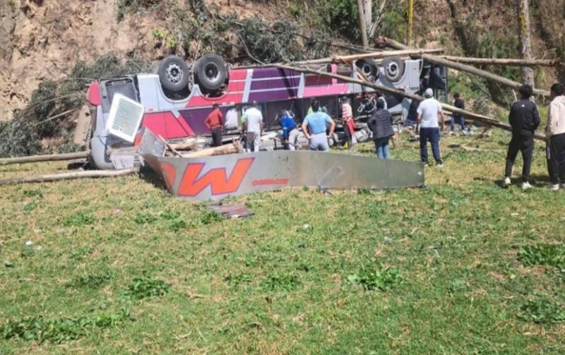 Al menos 18 muertos dejó la caída de un bus por un barranco en Perú - X @COENPeru