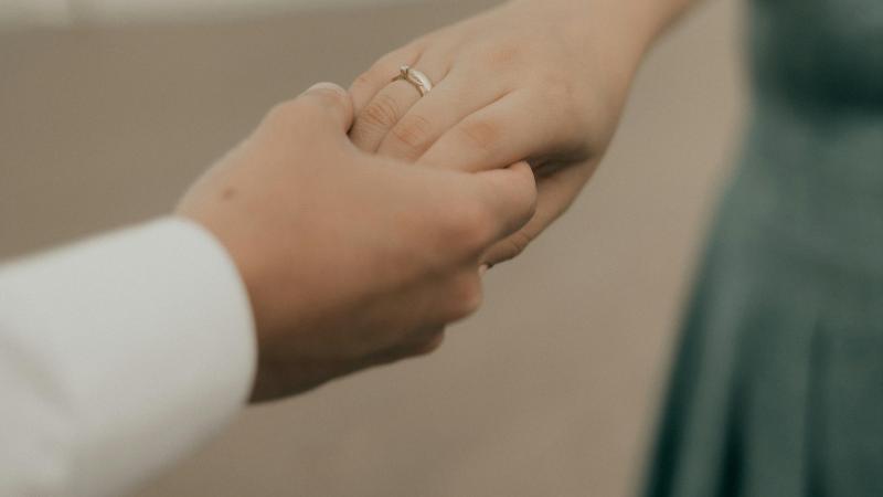 Alexander Mass/Pexels - Hombre pagó una página del diario para enviar mensaje a su esposa fallecida hace 20 años (referencial)