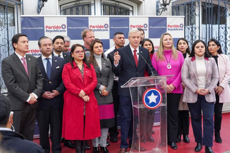 José Antonio Kast llamó a las ministras y a la candidata a hablar "de los temas importantes"