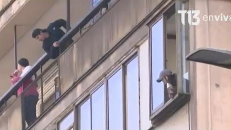 T13 Tarde - Incendio en el centro de Santiago: angustiantes imágenes de rescate de personas atrapadas en edificio afectado