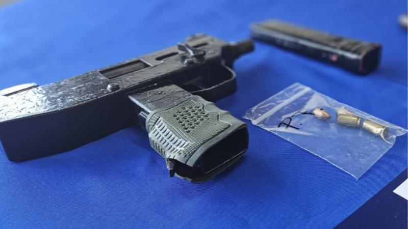 PDI - Biobío: Joven de 20 años fue detenido tras intentar vender una subametralladora Uzi por Instagram