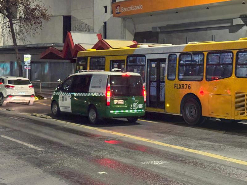 T13 - Balacera en plena Alameda deja un delincuente muerto y otro herido: intentaron asaltar a funcionario de la PDI
