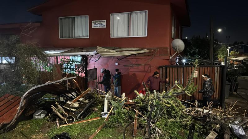 T13 - Violento choque termina con auto incrustado en casa en Macul: conductor habría estado drogado