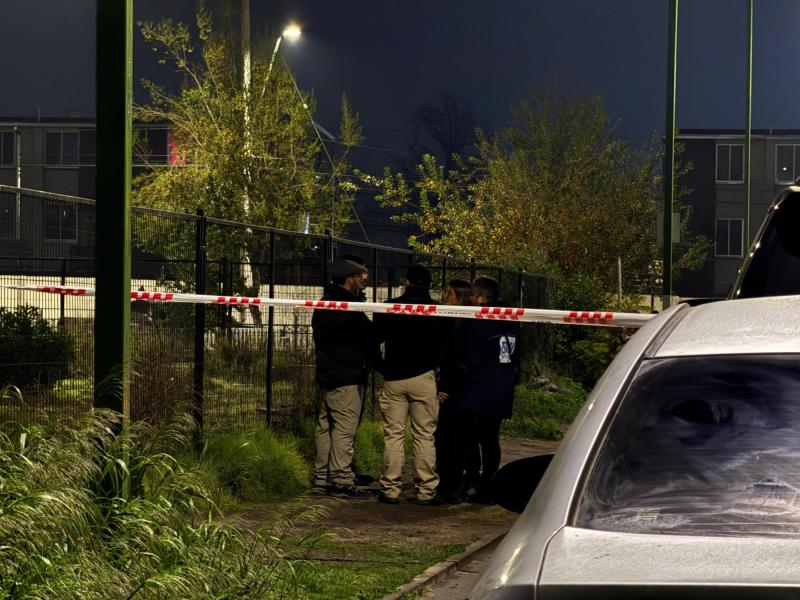 T13 - Fatal ataque en Maipú: asesinan a un hombre y disparan a niña de 13 años en la entrada de su casa