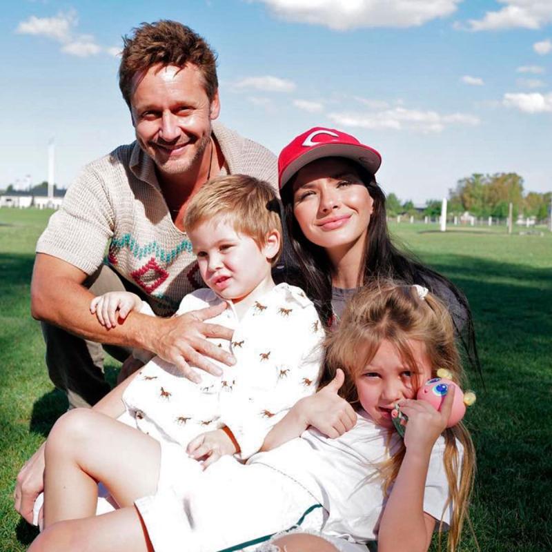 Instagram - Benjamín Vicuña, China Suárez y sus hijos Mangolia y Amancio