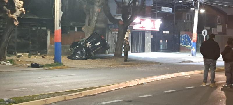 Fatal accidente en Quinta Normal: joven pierde la vida tras estrellarse contra un árbol 