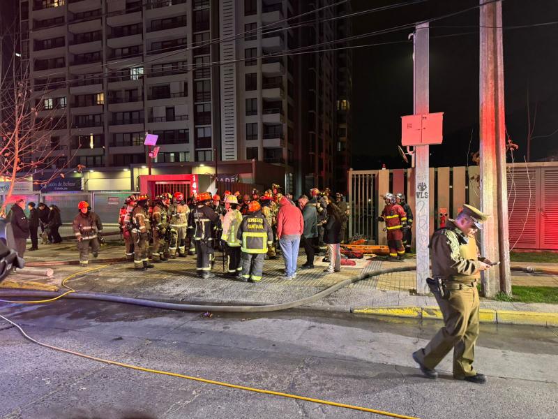 Evacúan a más de 200 personas de departamento en Recoleta: Auto se habría quemado en estacionamiento
