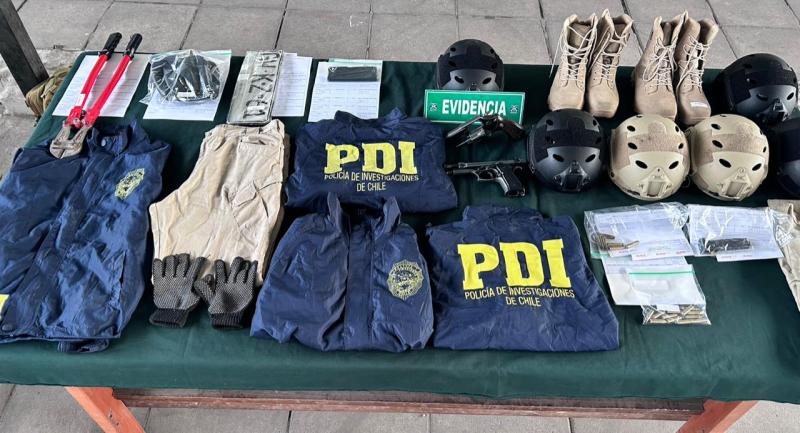T13 - Detienen a dos sujetos con 37 aprehensiones previas con armas de fuego y ropa similar al de la PDI en San Bernardo | Cedida por Carabineros