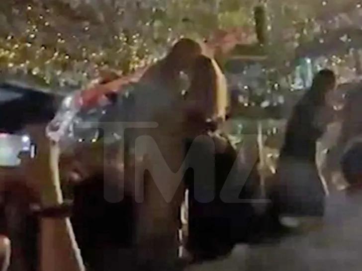 TMZ - Difunden nuevo video de pareja "infiel" expuesta en concierto de Coldplay: aparecen besándose