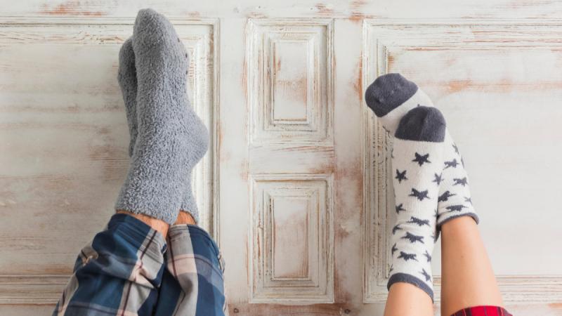 Calcetines podrían tener más bacterias que la taza del baño - referencial freepik